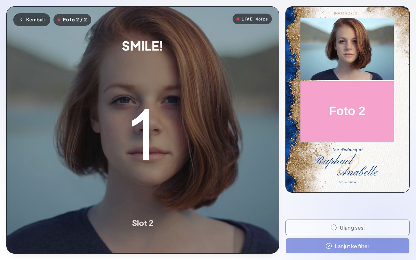 Layar ambil foto di booth: live view kamera dengan aba-aba SMILE dan hitung mundur, di sampingnya preview template yang sudah terisi satu foto.